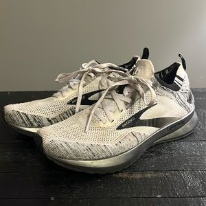 Brooks Levitated 4, size 9